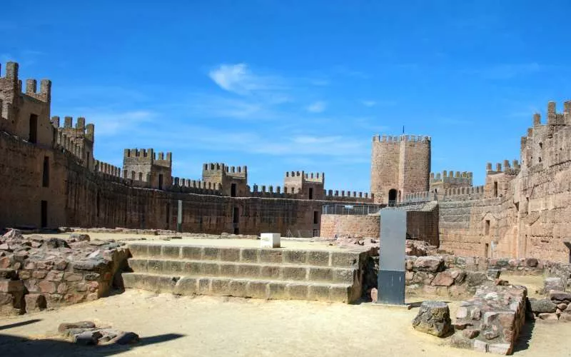 castillo-de-burgalimar-interior-2